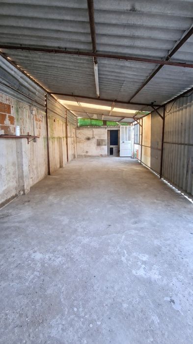 Espaço para Oficina/Armazém/Garagem/Outros – 250 m² com logradouro privado e acesso direto à rua.