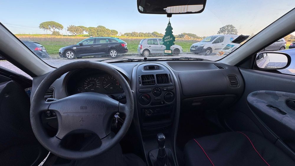 Carro Mitsubishi Carisma Hatchback