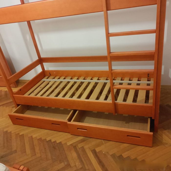 Двоярусне дерев'яне ліжко.