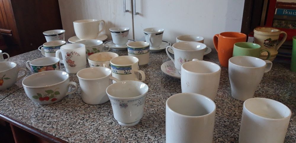 Conjunto de Chávenas e Canecas Diversas