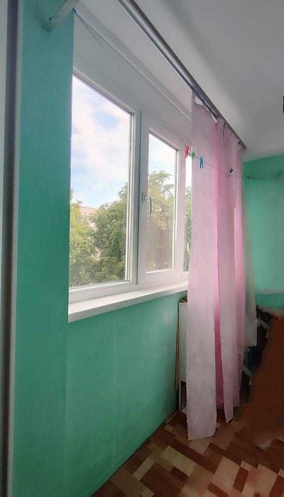 Продам 2 кімнатну квартиру в Дергачах по вулиці Садовій в цегляному будинку.