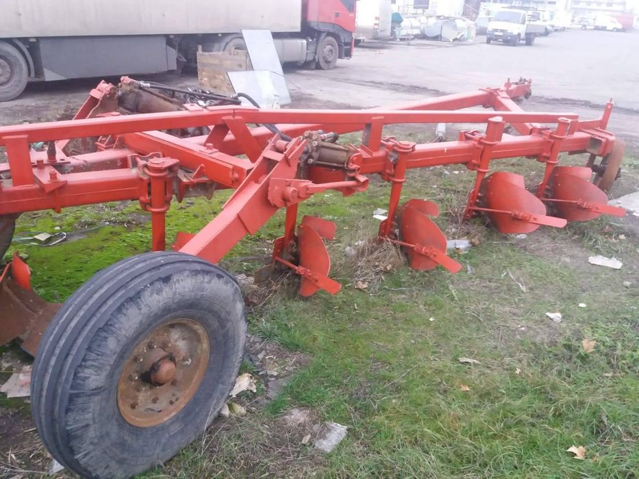 Продам плуг кировец 8 корпусов навесной и прицепной