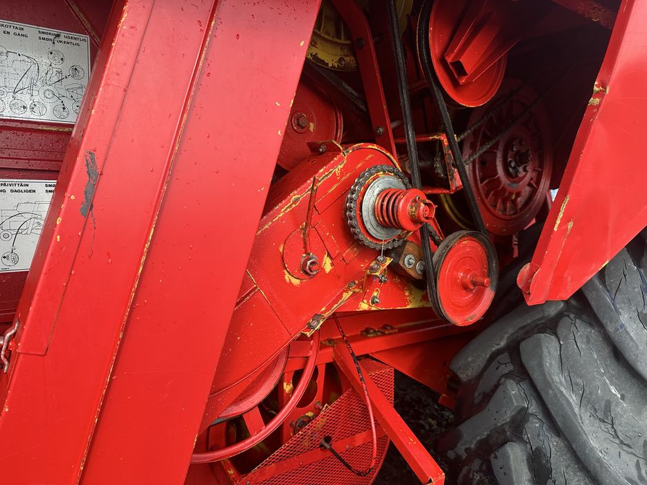 Комбайн зернозбиральний Massey Ferguson 430