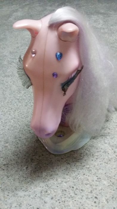 Cabeça de cavalo para brincar, maquiar e pentear