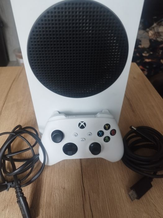 Xbox series s +pad i całe okablowanie
