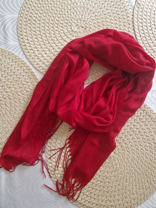 Czerwony  szalik Cashmere, elegancki i stylowy klasyczny, casualowy na