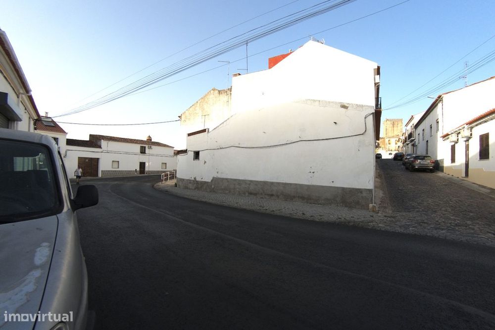 Moradia Térrea com terraço em Moura