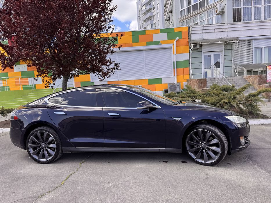 Tesla model s P85+. 2013