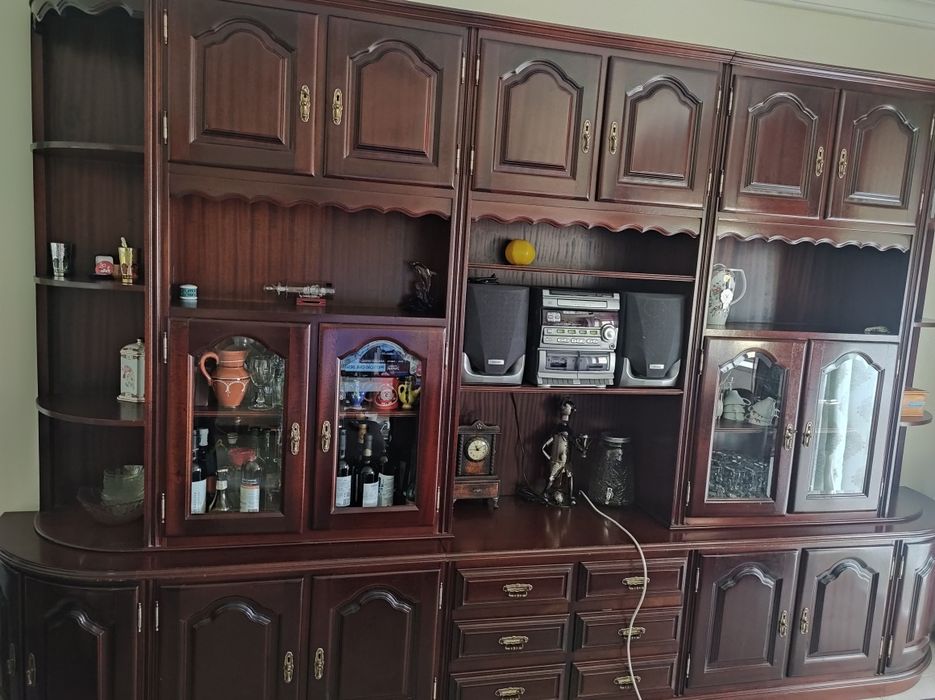 Móvel de sala com muita arrumação e em bom estado