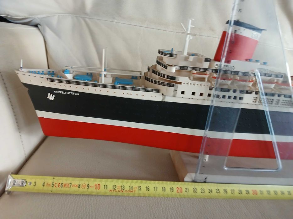 Modelo do navio "United States" - plástico- 71 cm comprimento