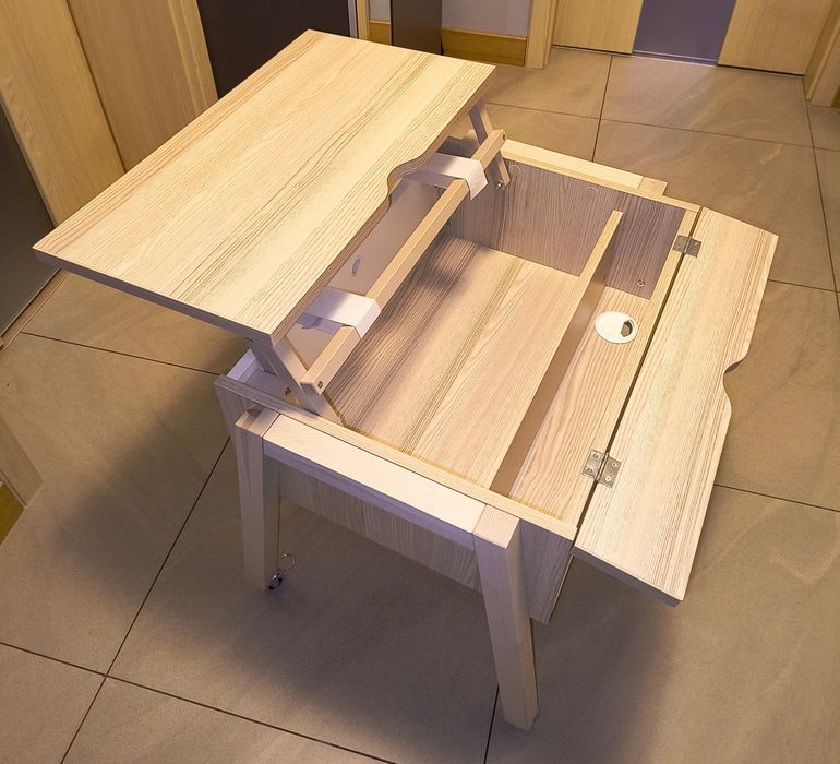 Stolik z podnoszonym blatem