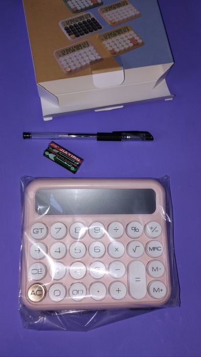 Рожевий калькулятор з круглими кнопками