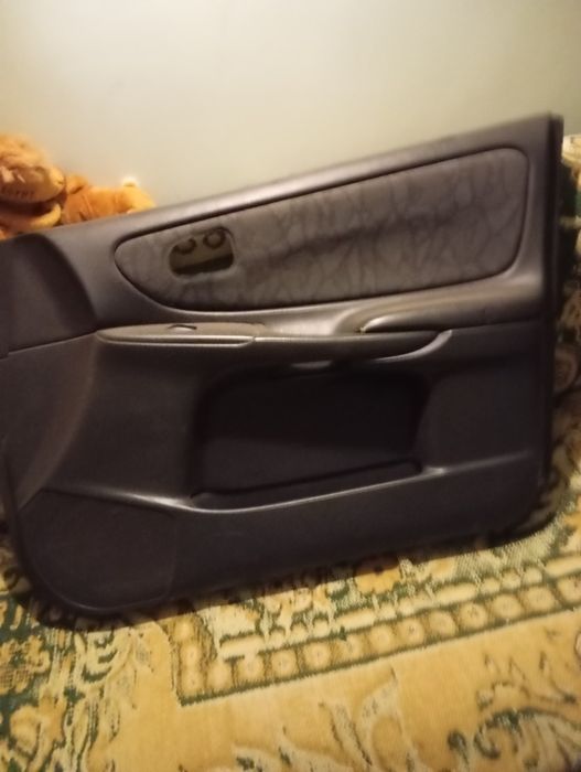 Продам дверние карти на мазду