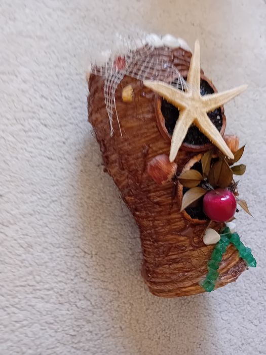 Ozdobny kufel oklejony brązowy