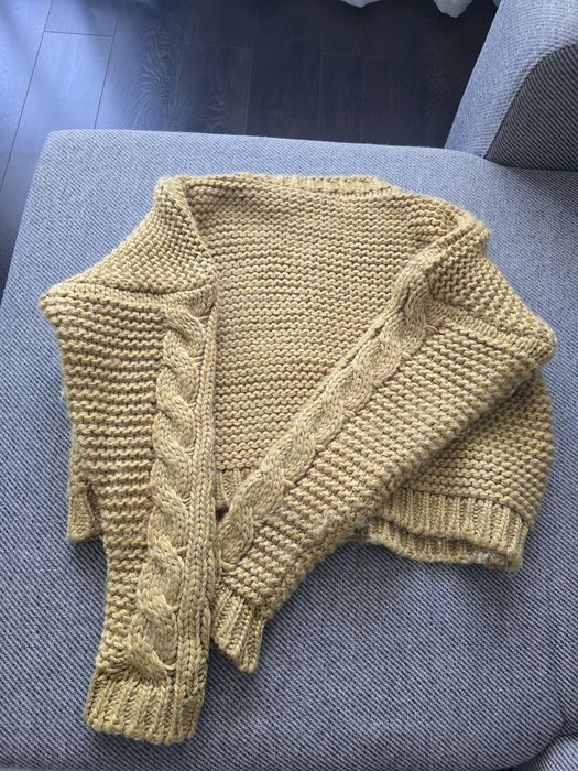 Musztardowy, gruby sweter.