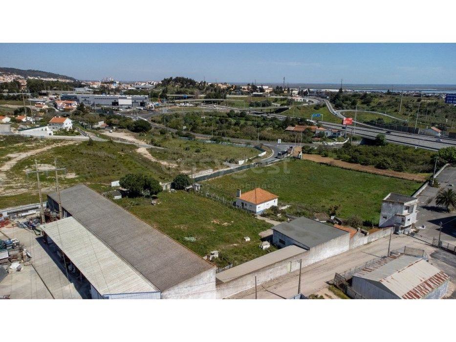 Plot of 10,700 m² for industrial, commercial, and service construction
