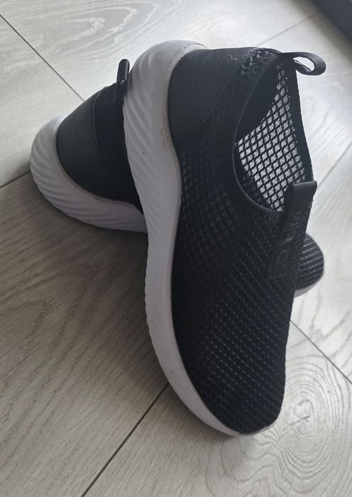 Sneakersy  z białą podeszwą marki Eskandalo & Kaos