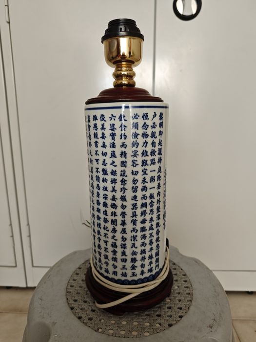 Candeeiro de Mesa Vintage em Porcelana de Macau (Anos 70/80) – Caligrafia Chinesa Clássica