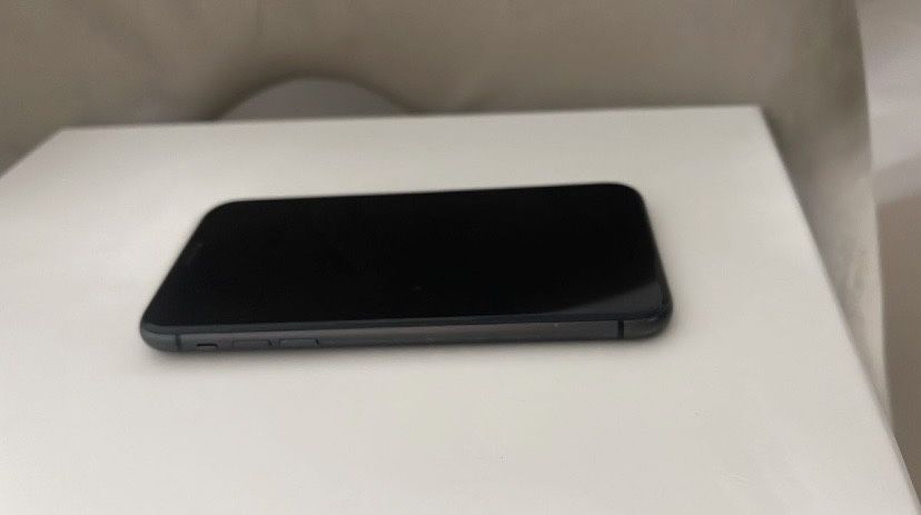 iPhone preto 11 como novo com películas de proteção e capa
