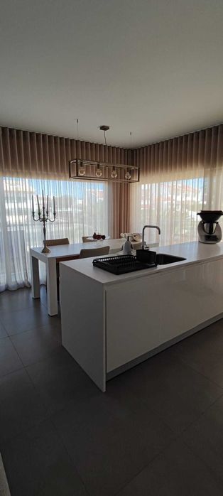 Excelente T2 com Grande Terraço, Piscina e 2 Lugares de Garagem