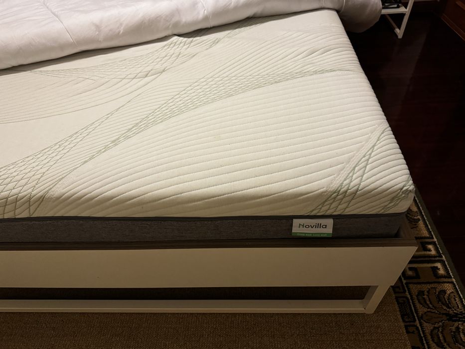Cama de casal + 1x mesa de cabeceira Conforama + Colchão Novilla
