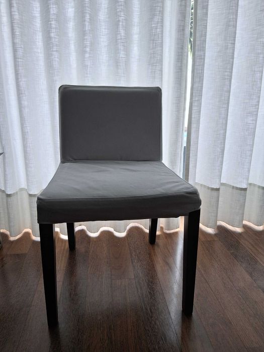 Vendo cadeiras com tecido branco ajustável e lavável