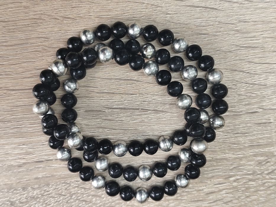 Korale naszyjnik z czarnych i srebrnych kuleczek