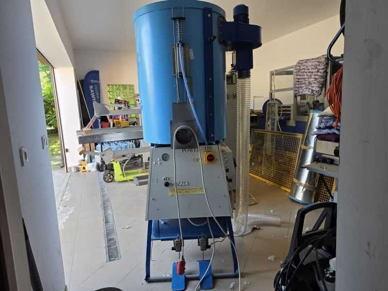 Maszyna do wdmuchiwania,wypychania surowca do  poduszek legowisk itp