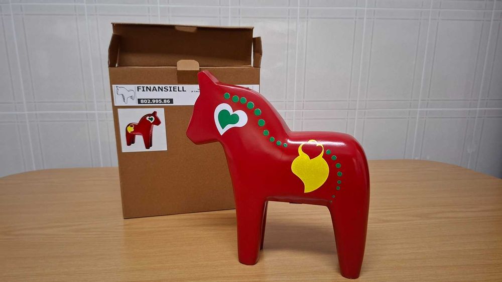 Ikea FINANSIELL Cavalo em Madeira Vermelha