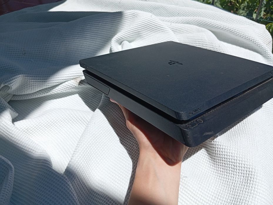 PlayStation 4 Slim 1TB + FIFA 20