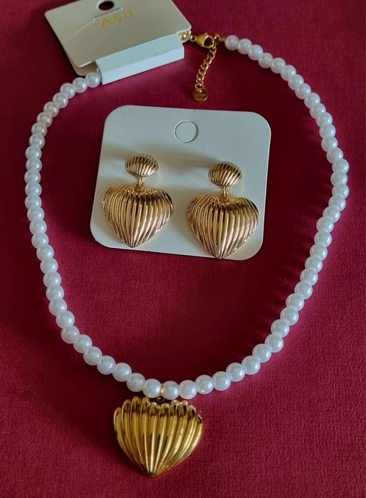 Colar dourado, em aço, com pérolas e um coração. + brincos
