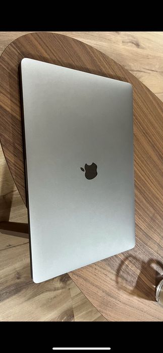 MacBook Pro 15” 2018 i7 16GB RAM 256GB SSD – A1990