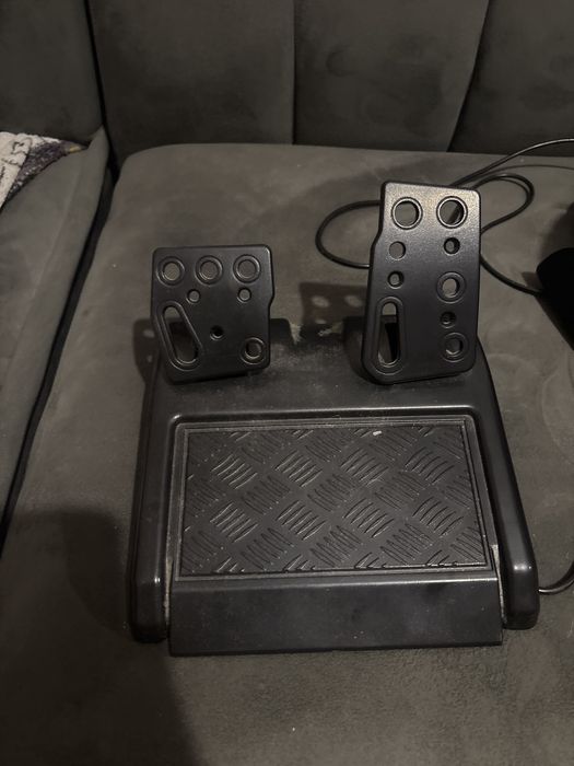 Руль та педалі для пк,ноутбука в гарному стані