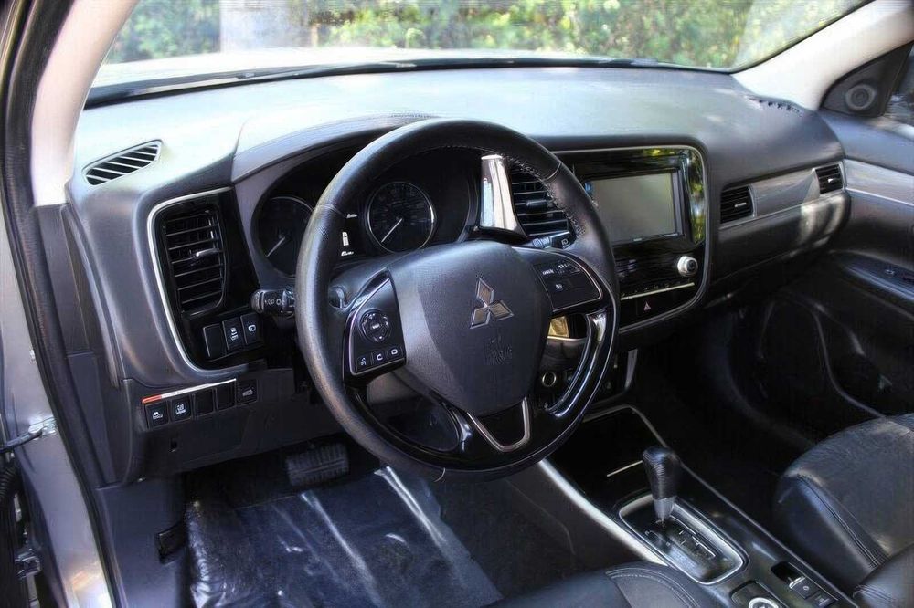 Mitsubishi Outlander SEL      2020