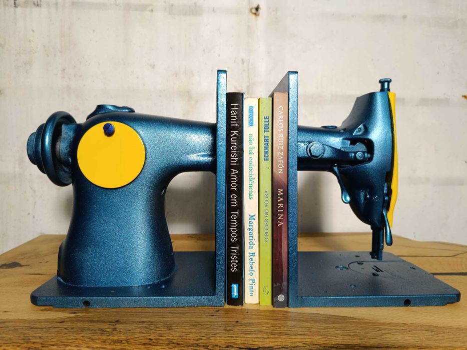Vários Apoio de livros de máquina de costura antiga | Peça exclusiva