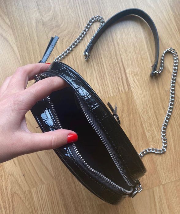 Mala Preta com alça de metal