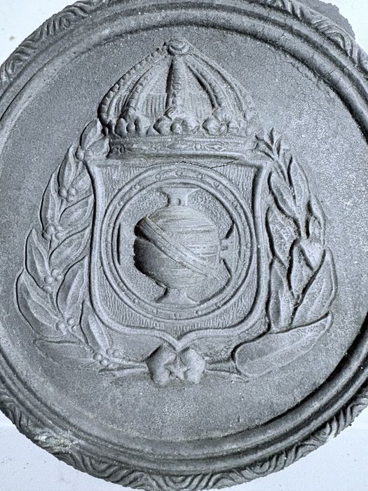 Antiga placa brasonada  com coroa em metal de fundição antimónio