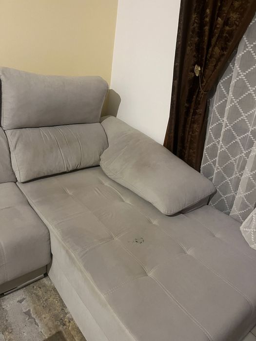 Sofá cinzento com chaise longue