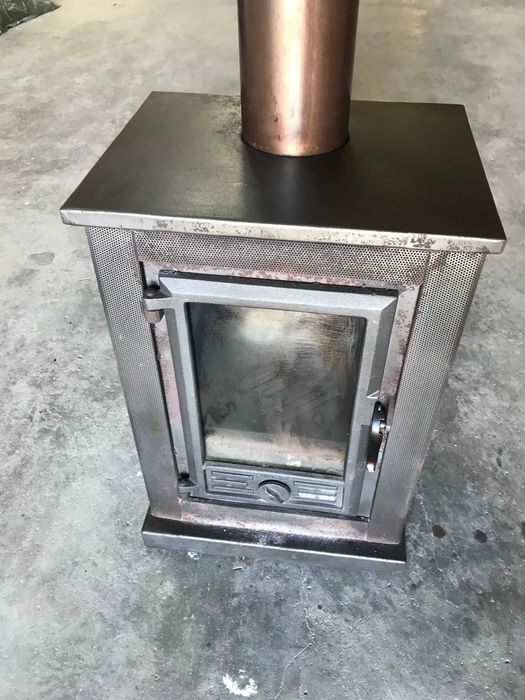 Salamandra em ferro com muito pouco uso.