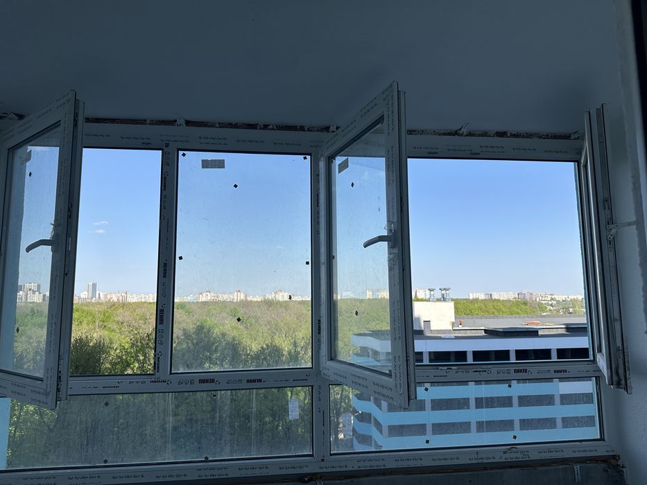 Металопластикове вікно на балкон/лоджію REHAU