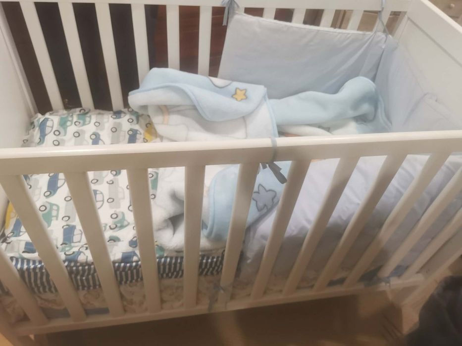 Cama de bebe + colchão + edredom