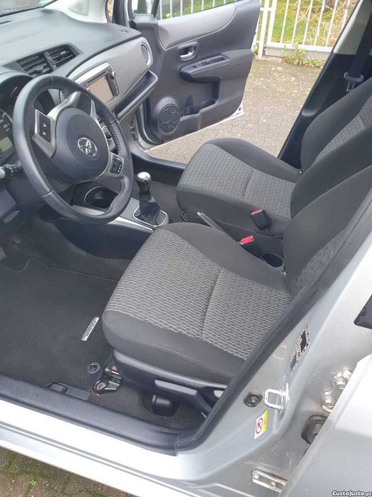 Toyota Yaris 2014 em bom estado