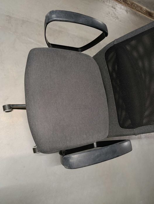 Krzesło biurowe IKEA MARKUS – ergonomiczne.