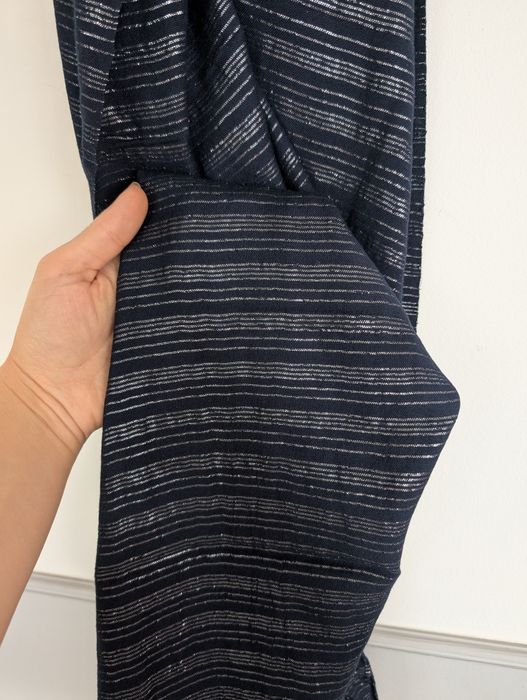 Granatowy szal ze srebrną nitką. H&M.