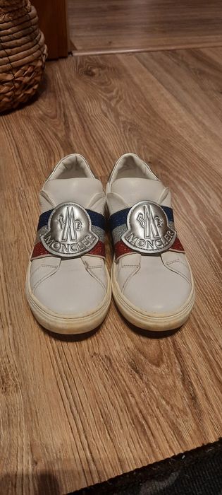 Białe buty moncler dla dziewczynki