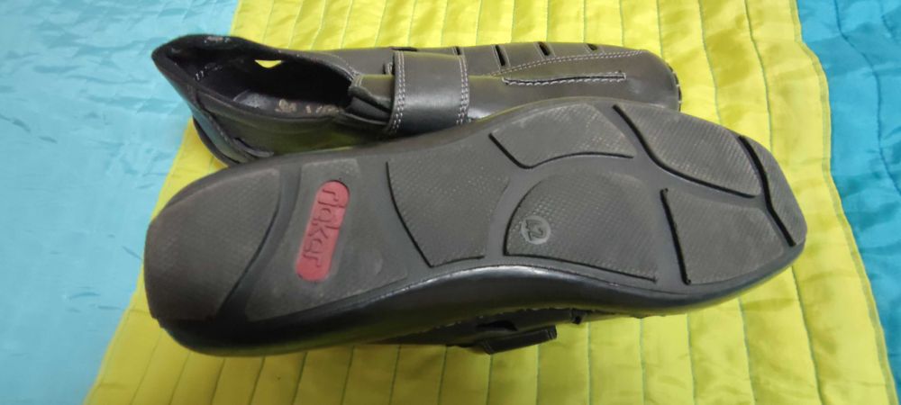 Sapatos novos pretos em pele de verão da Rieker, n.º 42