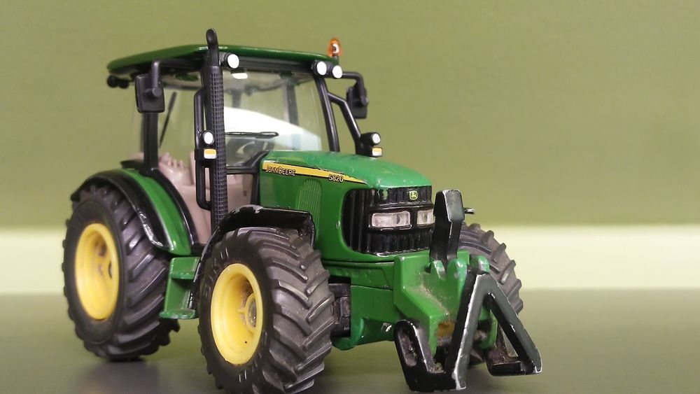 Siku traktor John Deere 1 32