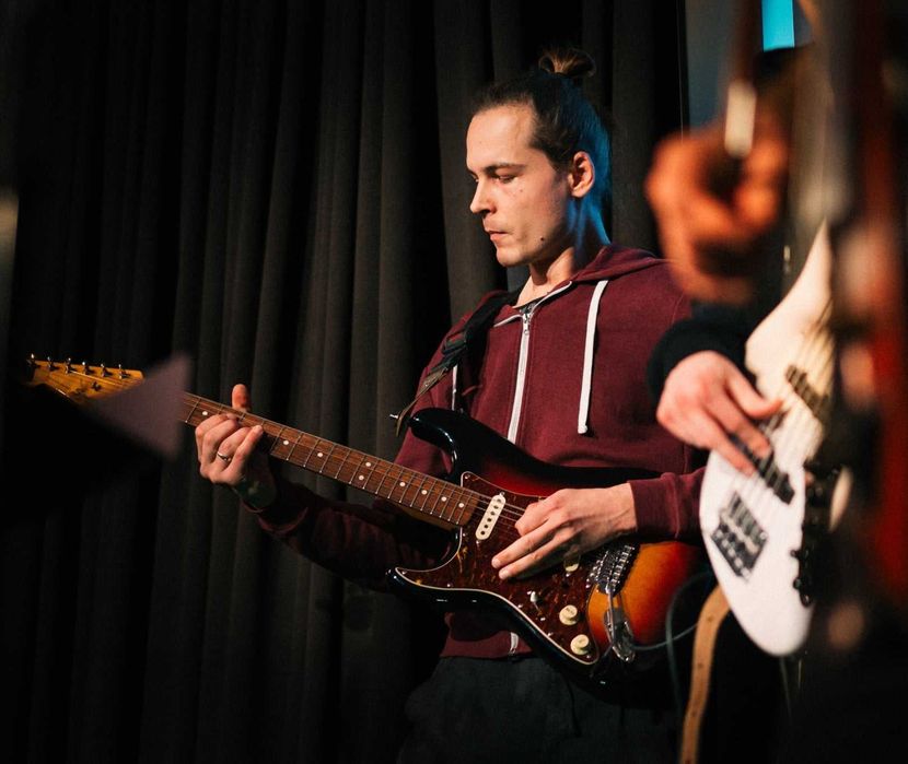 Lekcje / gitara elektryczna / akustyczna / bas / pisanie piosenek