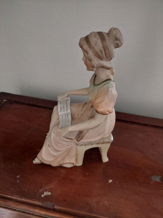 Rara escultura em porcelana europeia