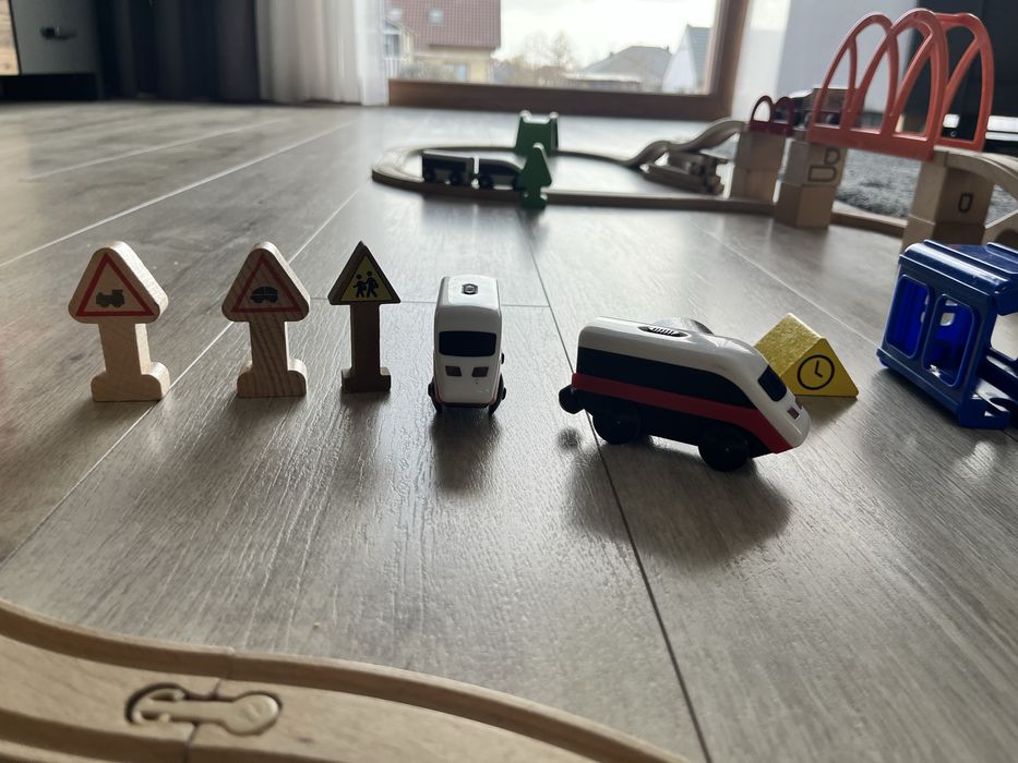 Tory z kolejką i  wagonami